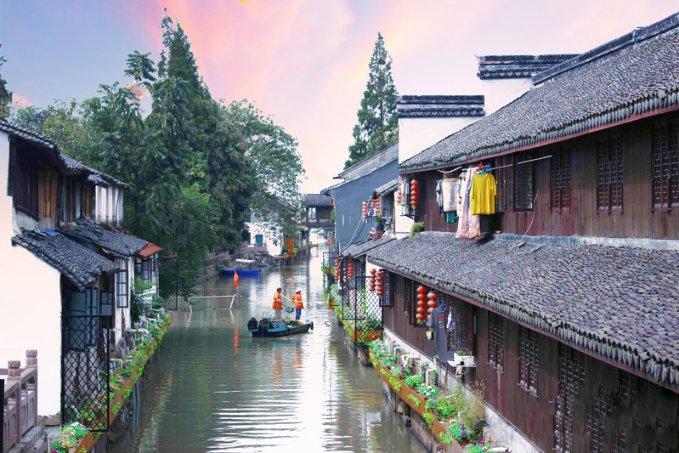 沈阳站站立“萌”神,超大雪人迎旅客